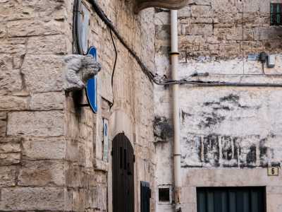Spostandoci in largo Volpe, sullo stipite di un edificio ecco un telamone stiloforo appartenuto probabilmente a una bifora del duomo